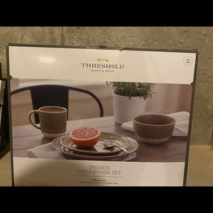 Threshold Dinnerware Set 16pc